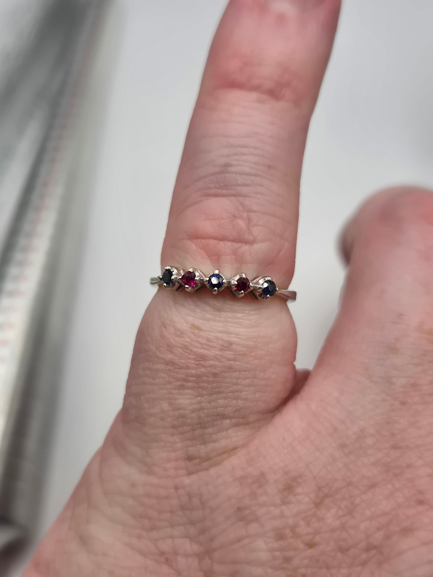 18ct white gold garnet and sapphire ring