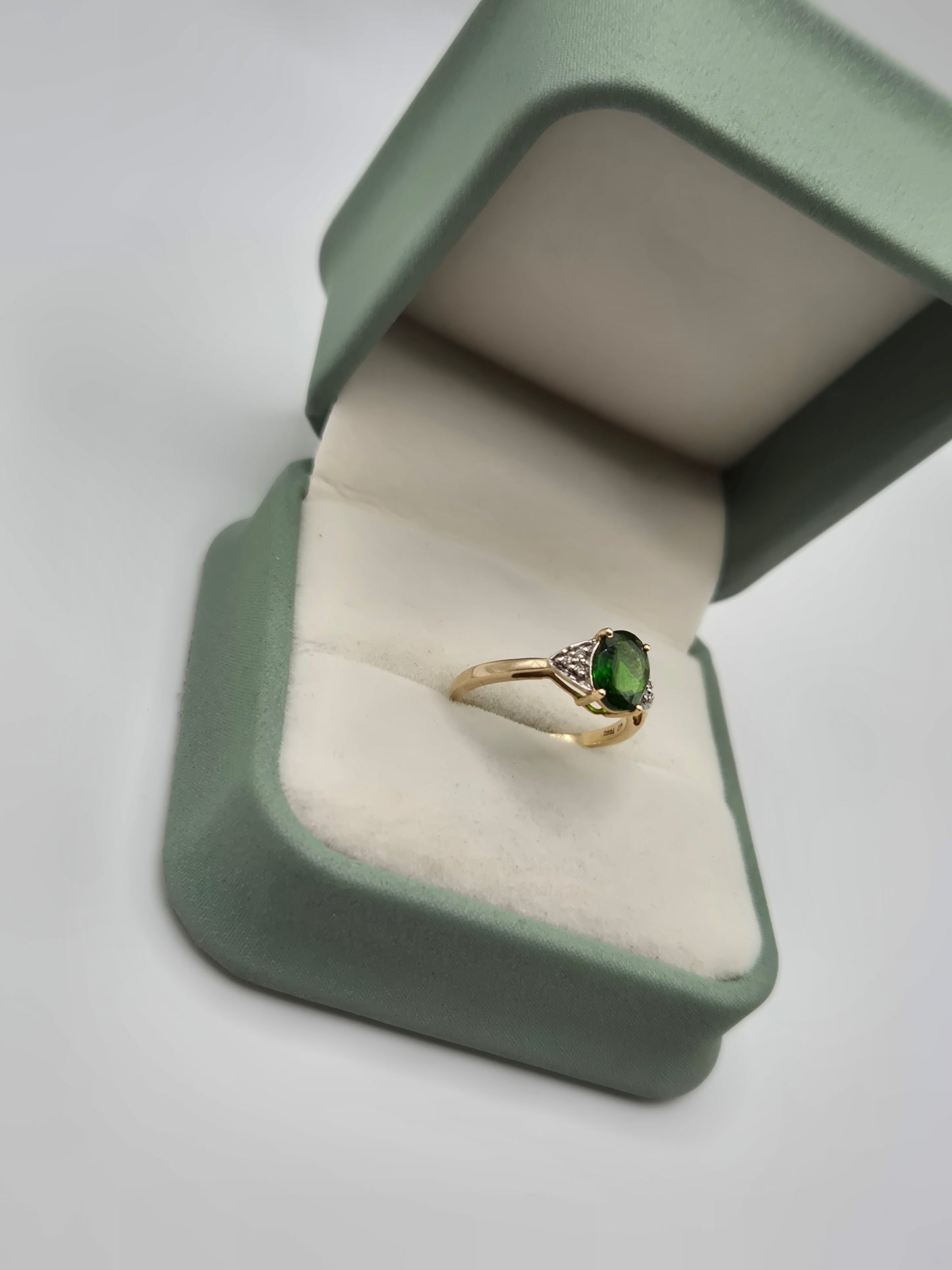 9ct gold diopside and diamond ring