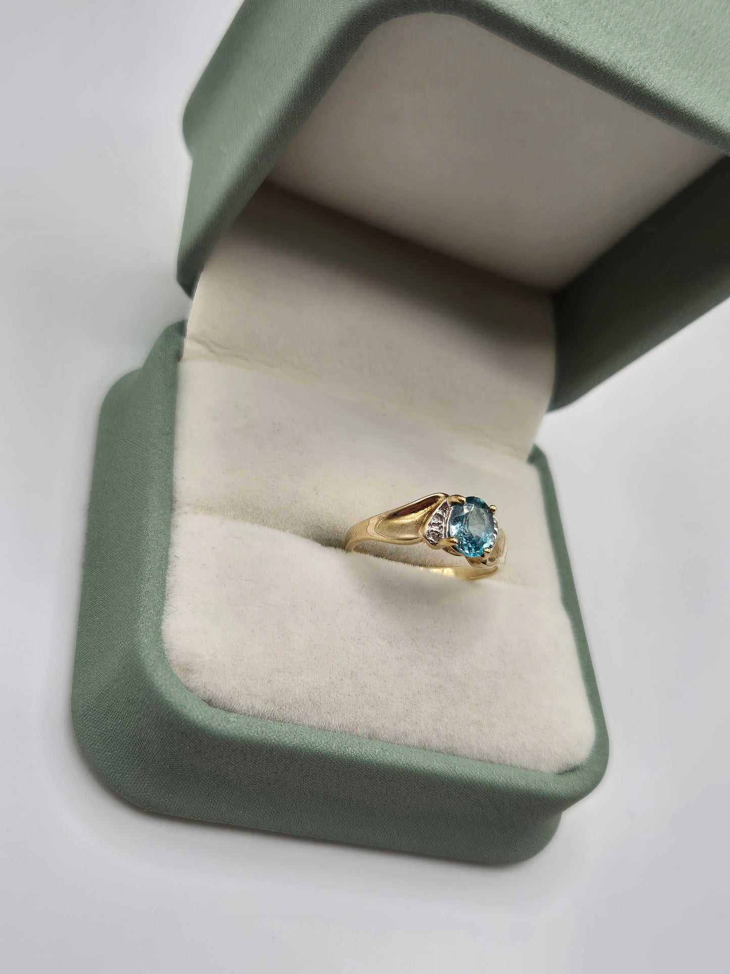 9ct gold topaz ring