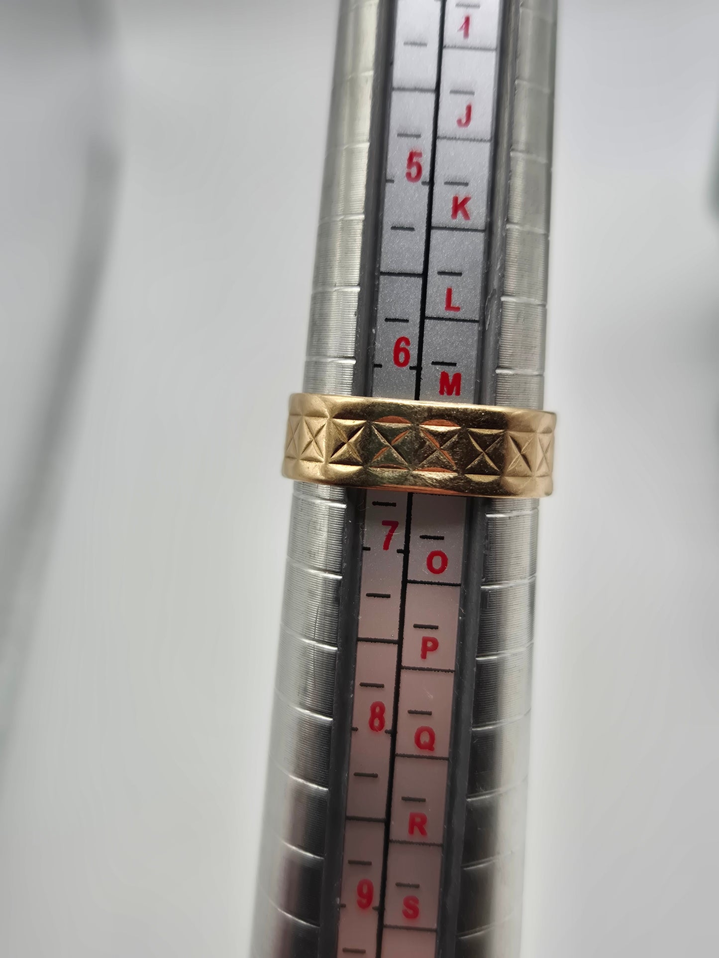 9ct gold patterned band ring