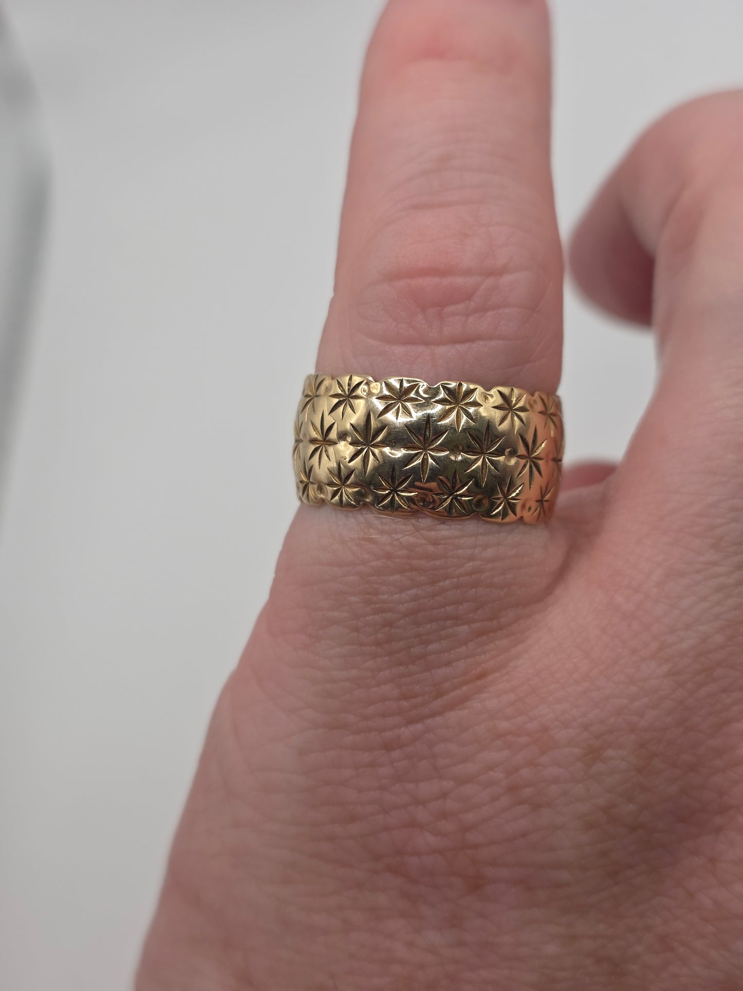 Wide 9ct gold star band ring