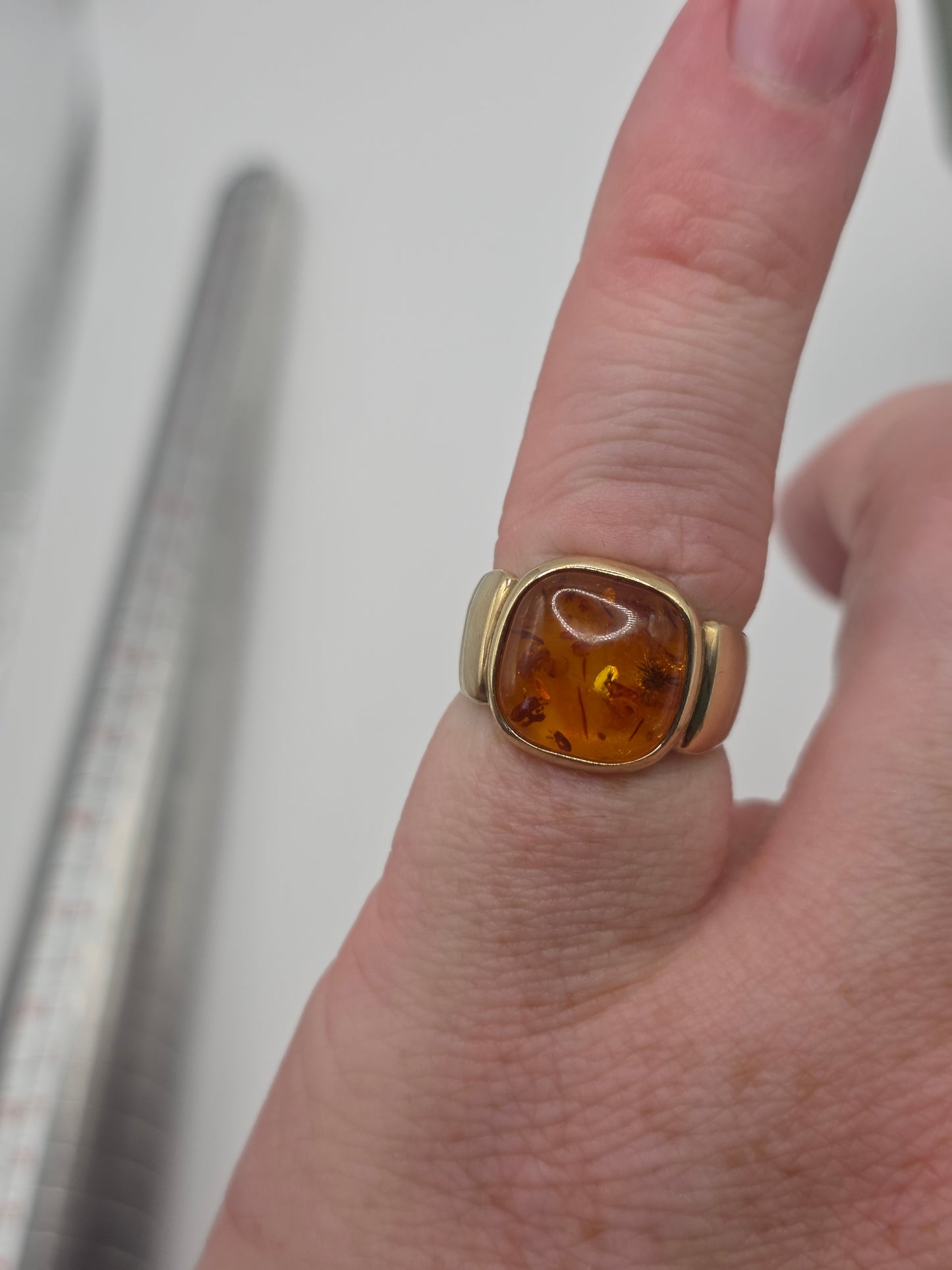 Heavy 9ct gold amber ring