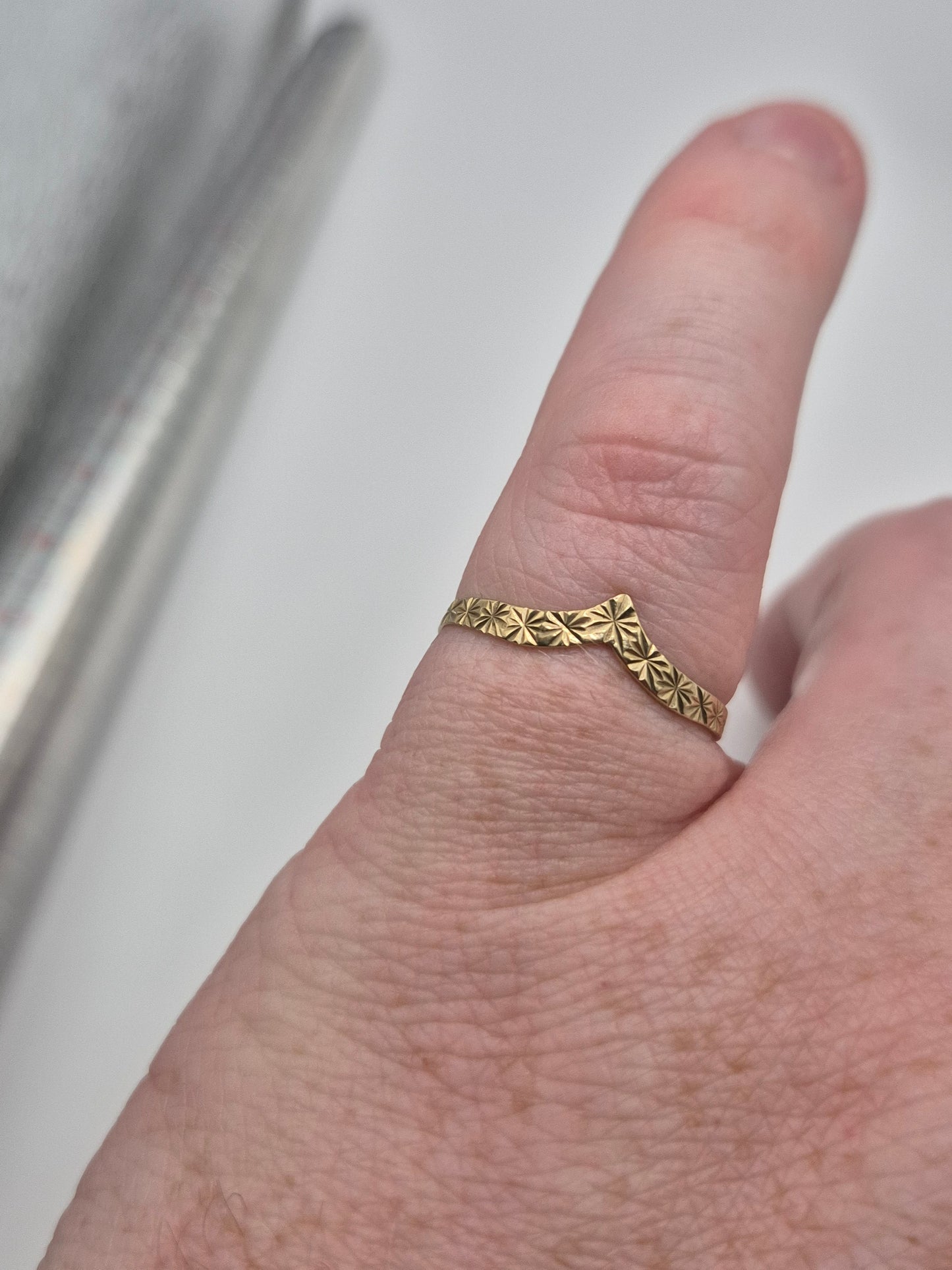 9ct gold patterned wishbone ring