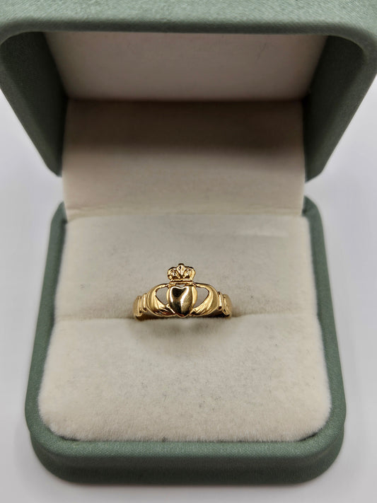 9ct gold claddagh ring