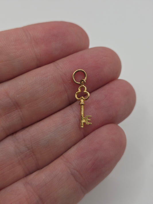 9ct gold initial E key charm