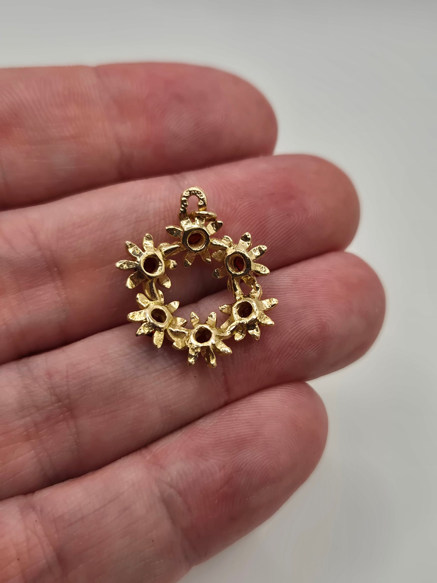 9ct gold garnet pendant