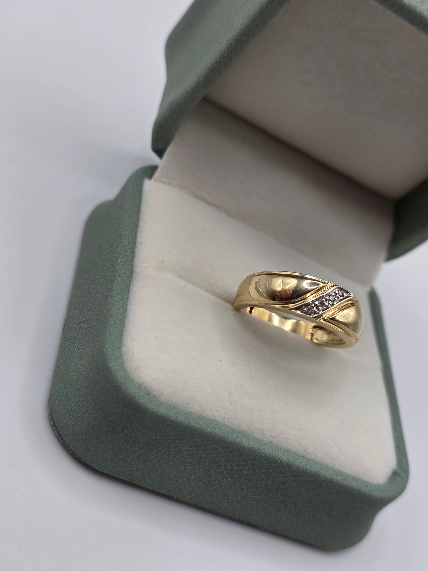9ct gold diamond ring