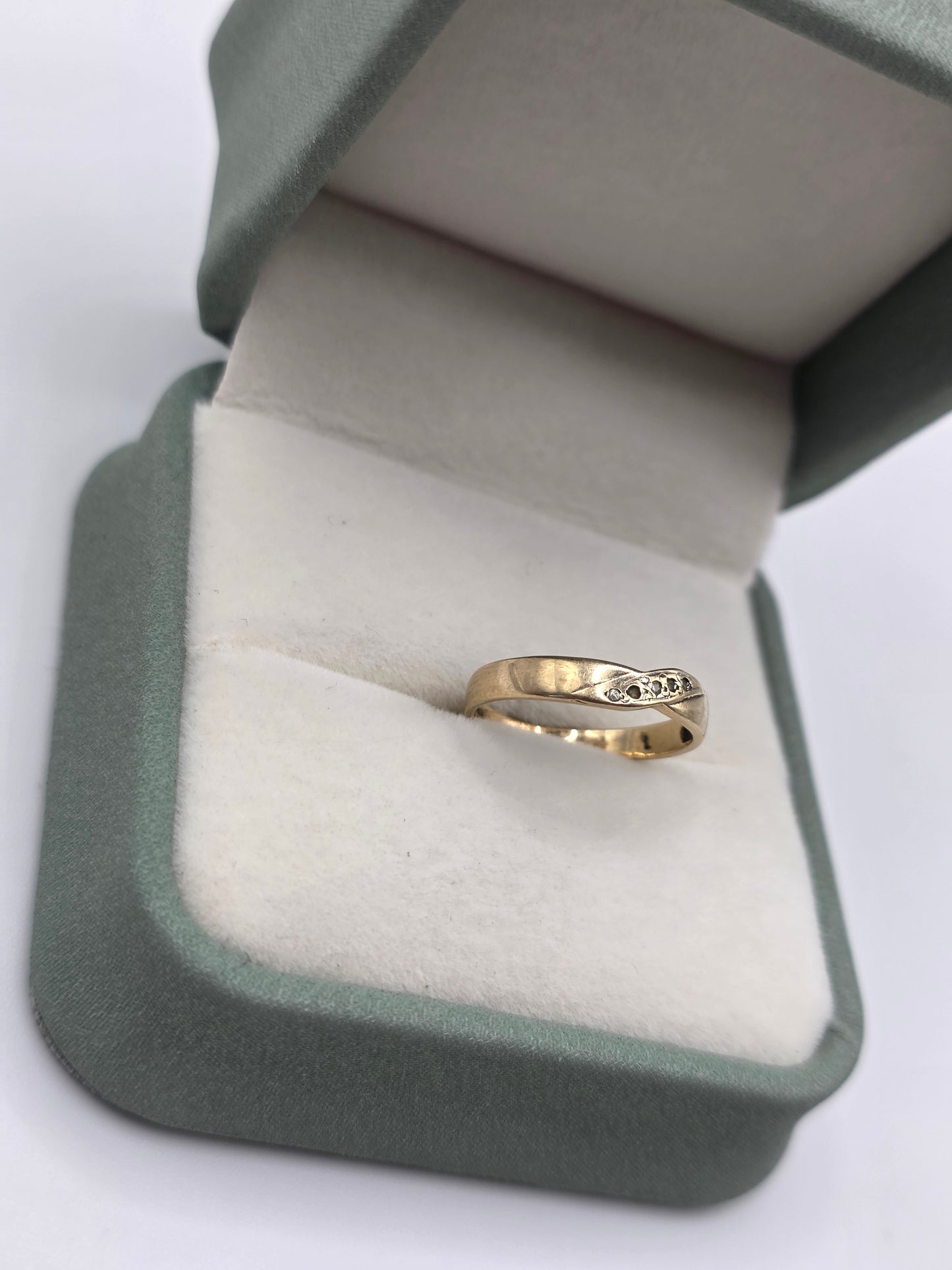 9ct gold diamond ring