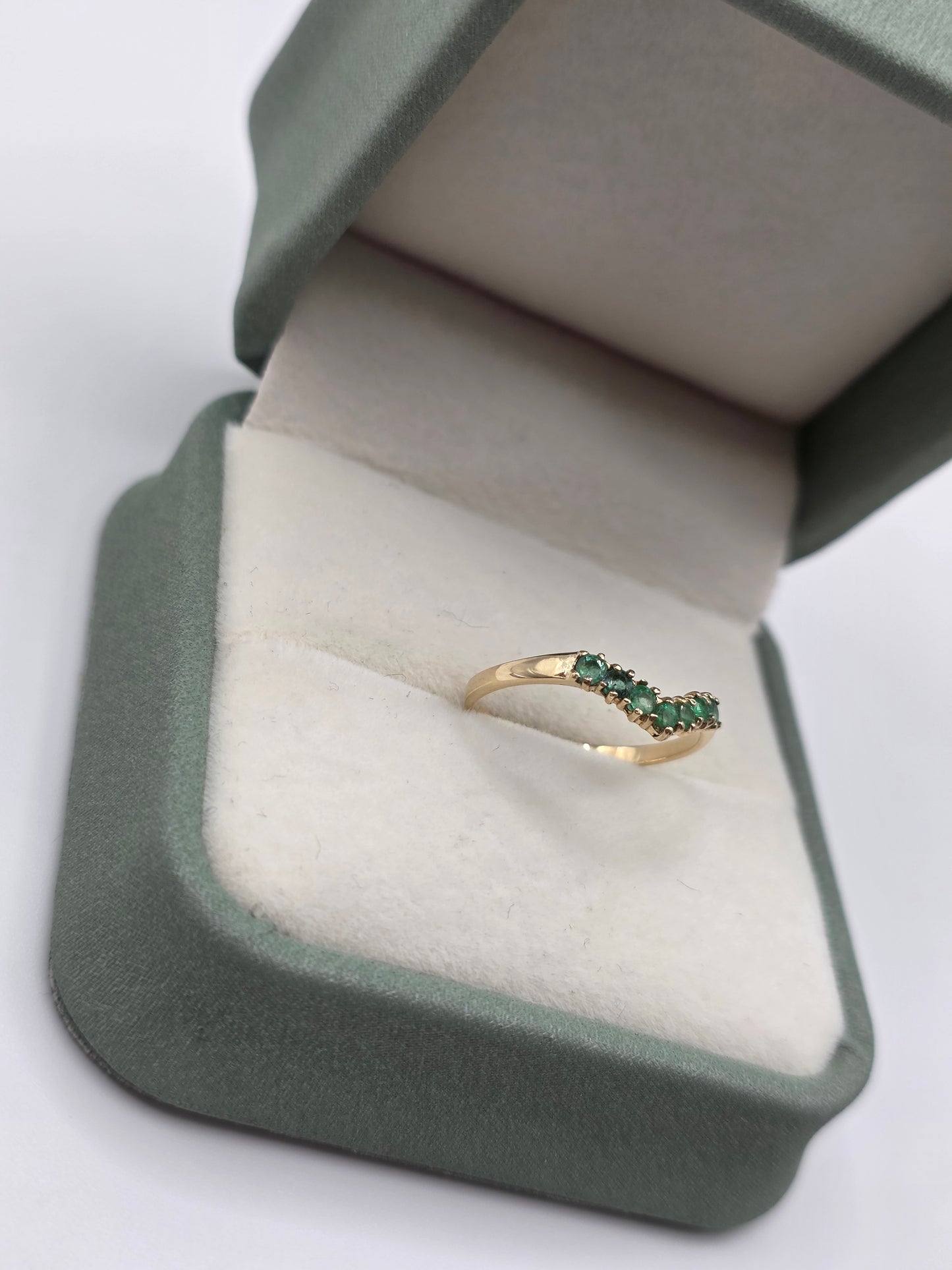 9ct gold emerald wishbone ring