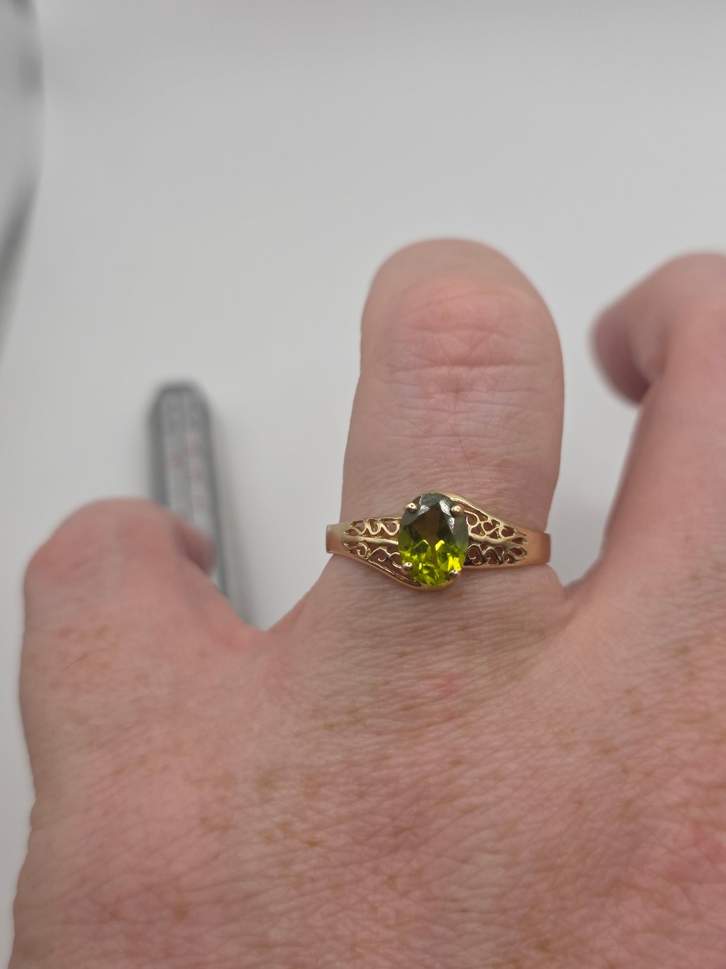 9ct gold peridot ring