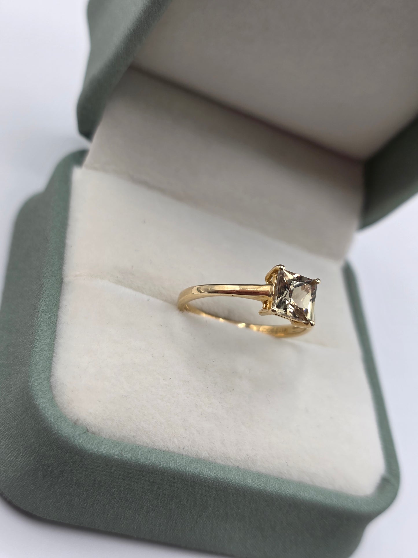 9ct gold topaz ring