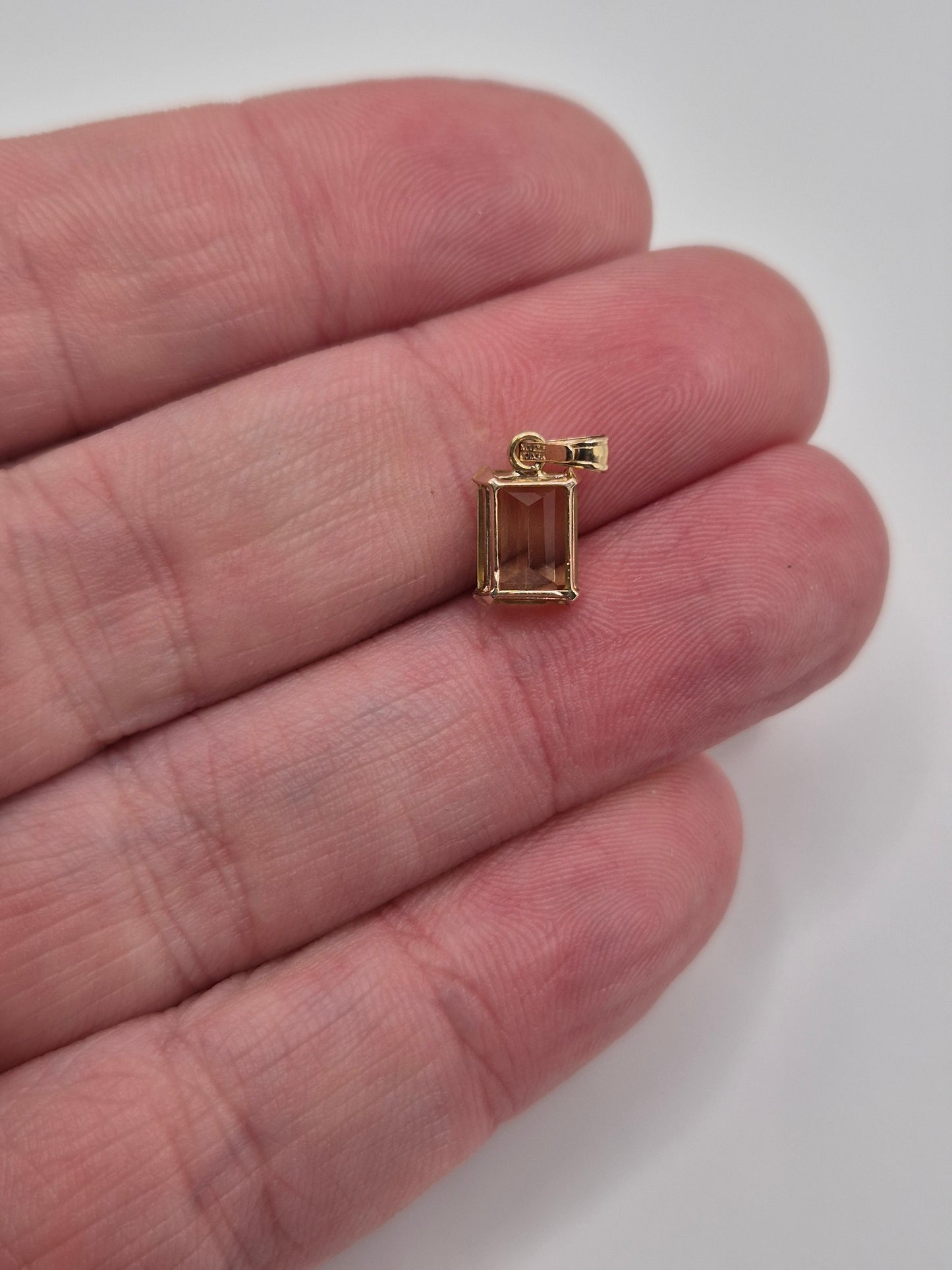 9ct gold peridot pendant