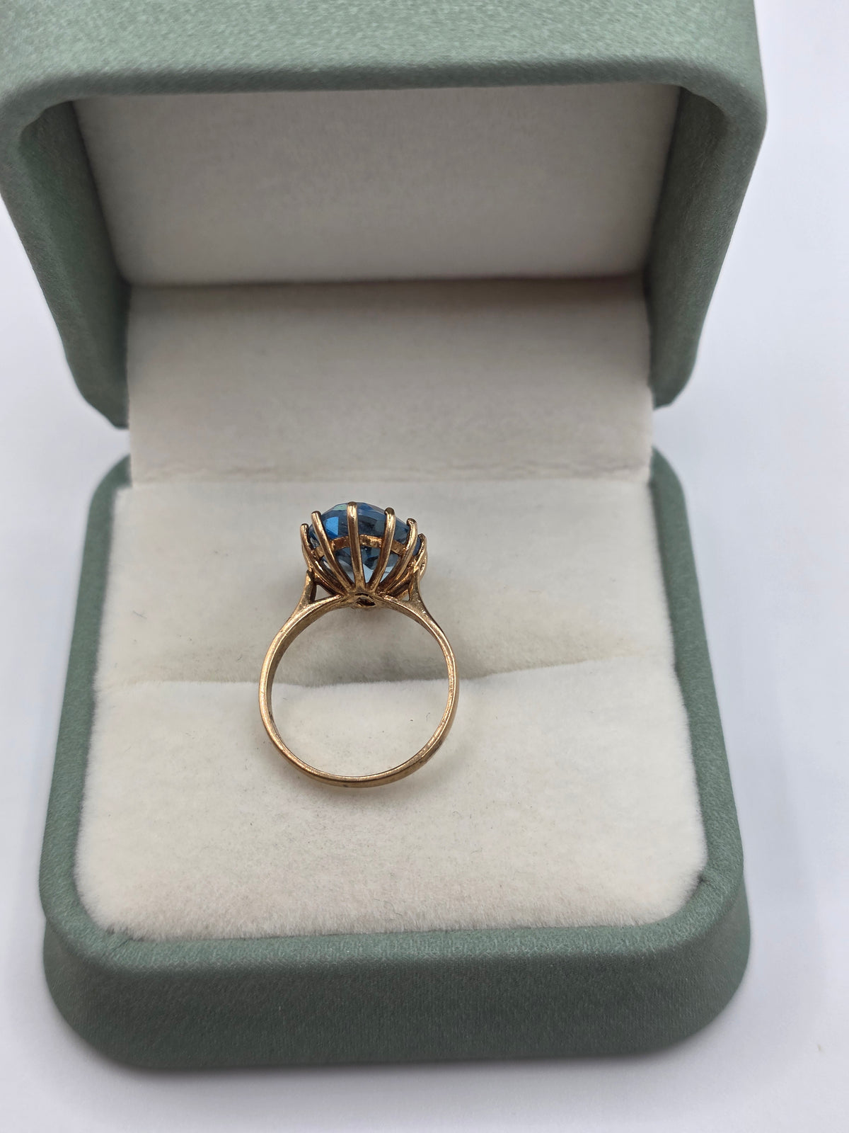 Vintage 9ct gold blue zircon ring