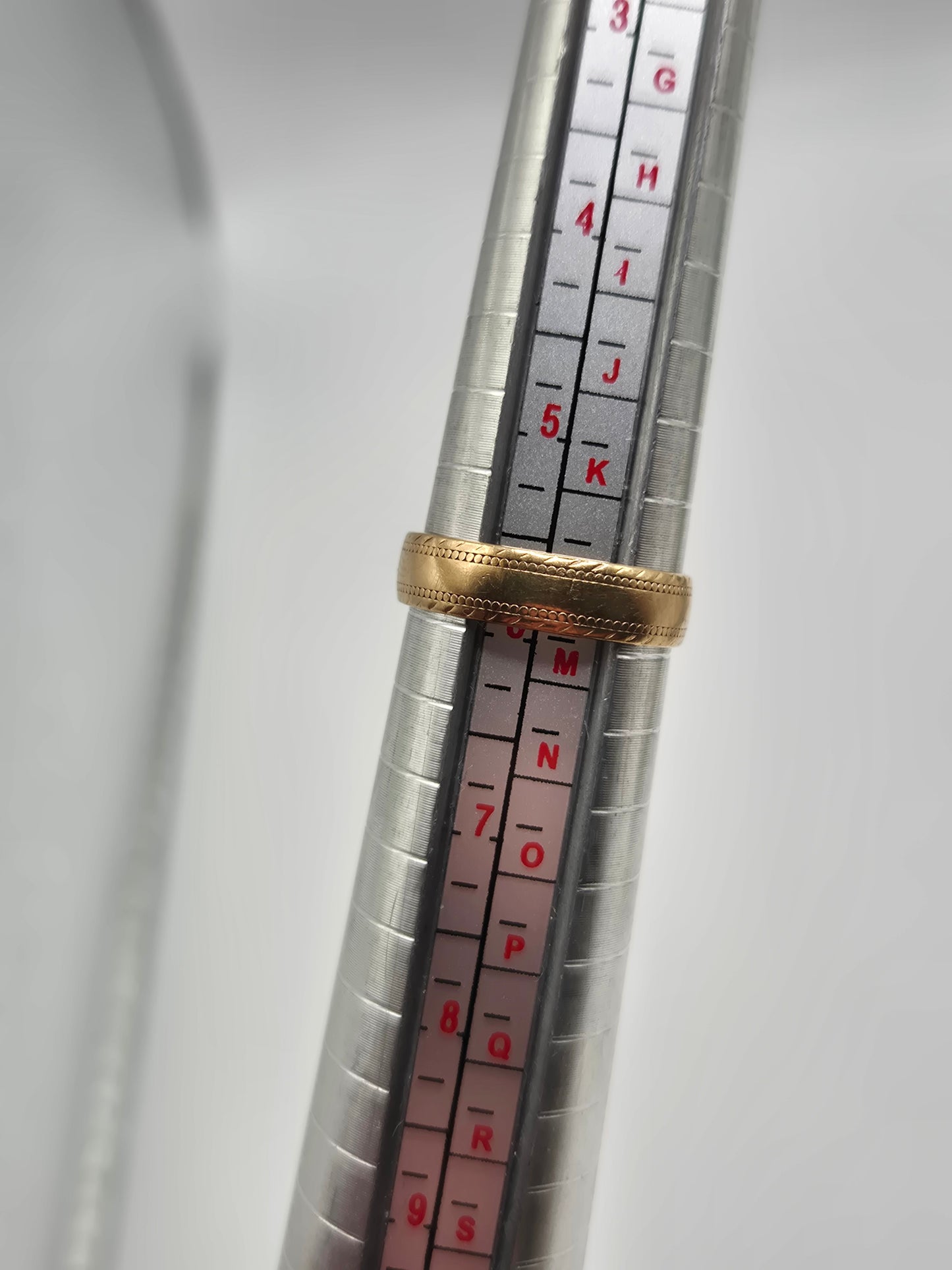 9ct gold patterned band ring