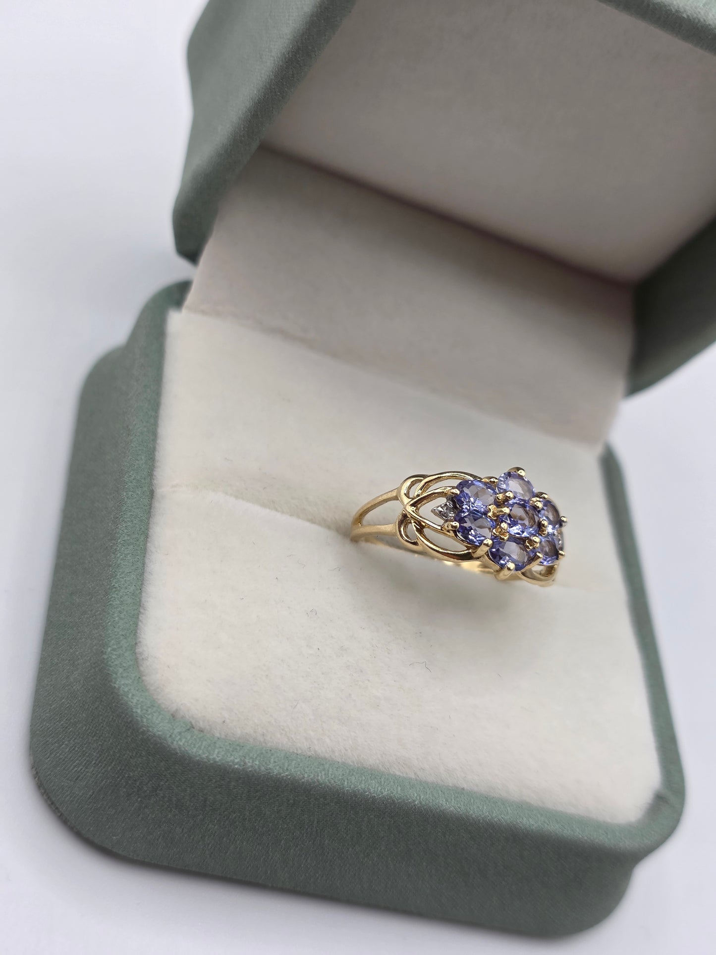 9ct gold tanzanite and diamond ring