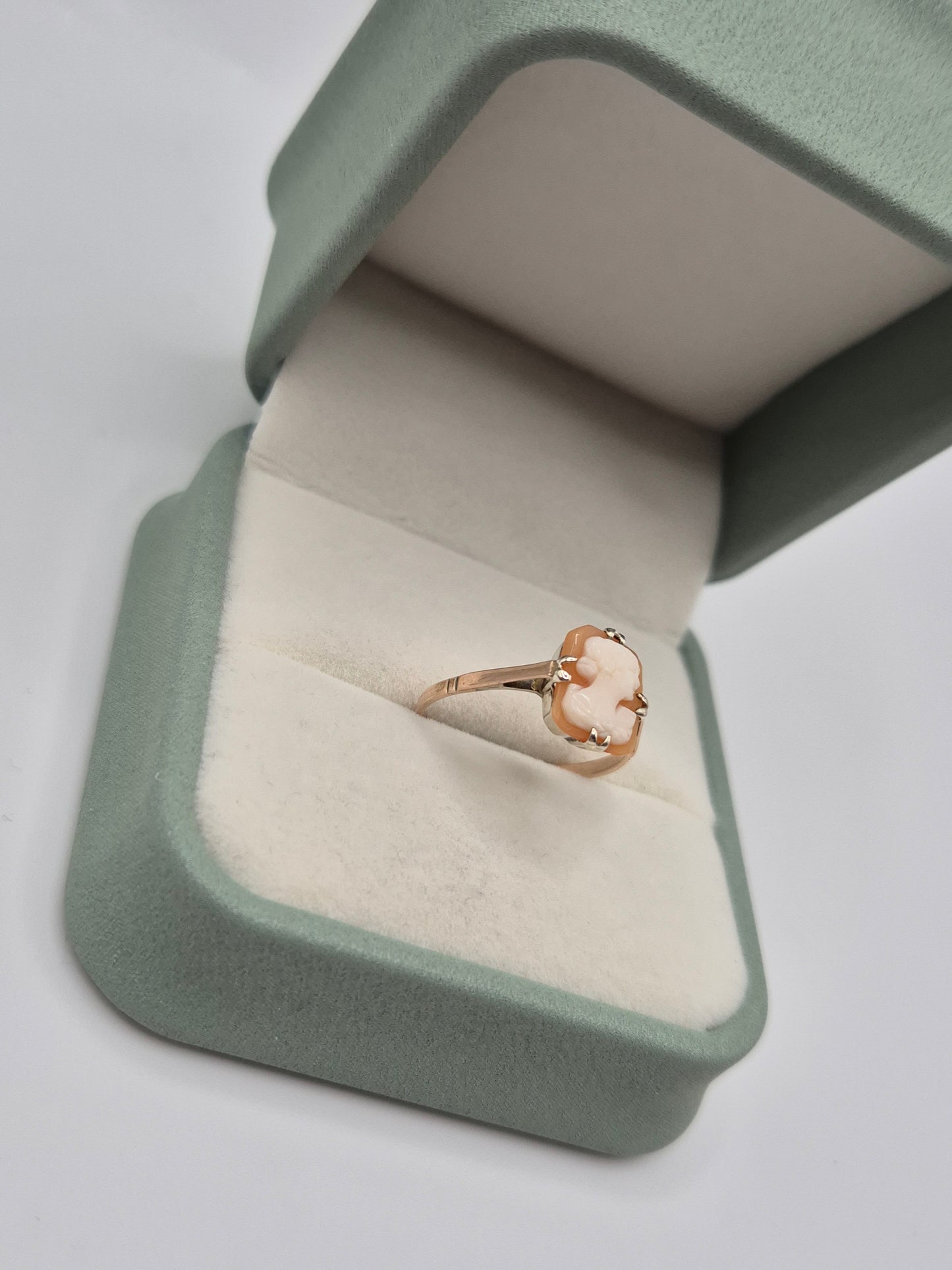 9ct gold cameo ring