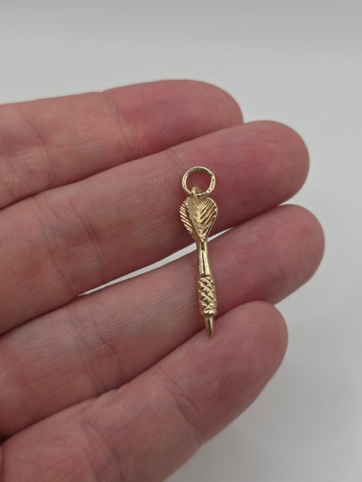 9ct gold dart pendant