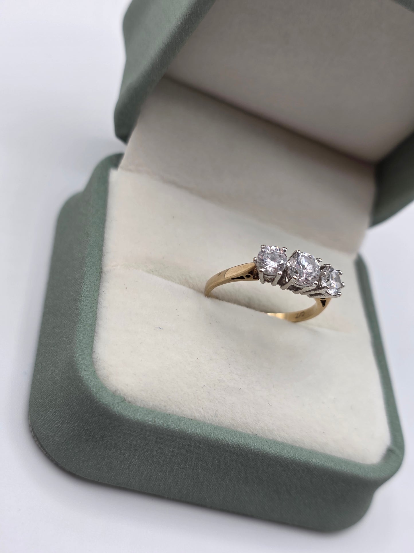 9ct gold cz ring