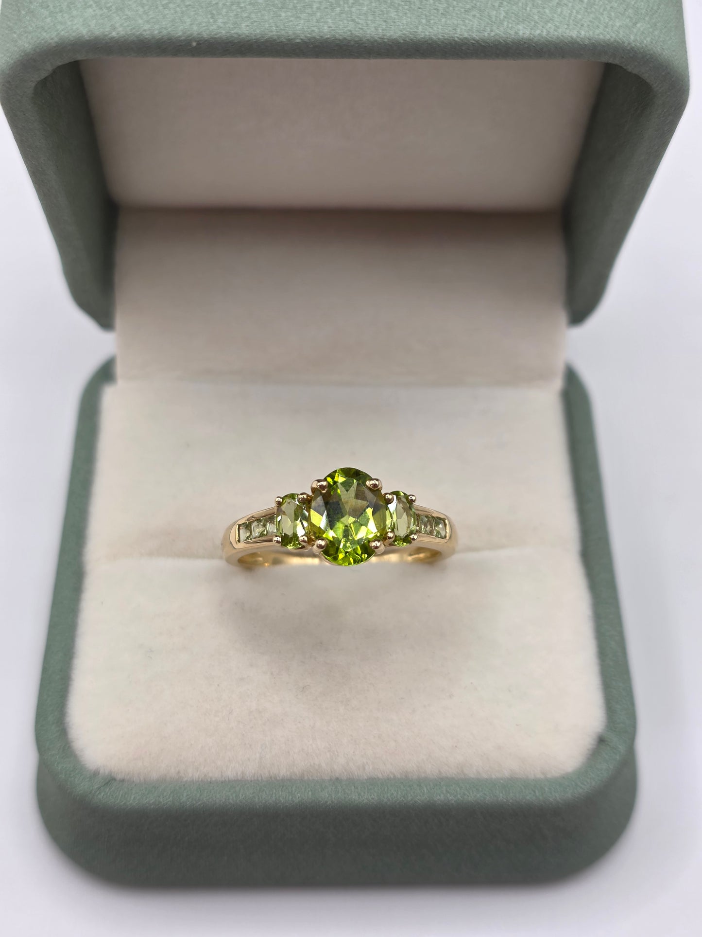 9ct gold peridot ring