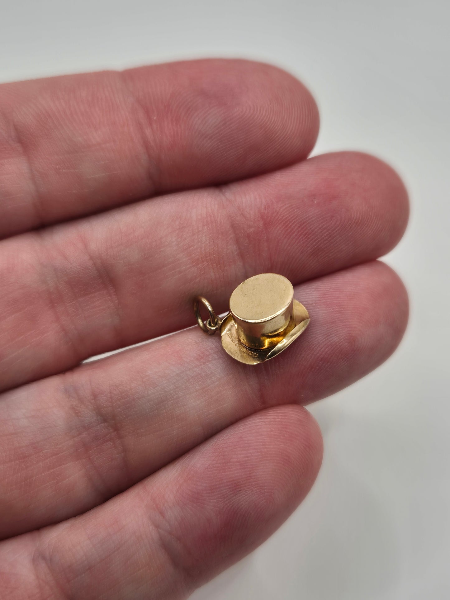 9ct gold top hat charm