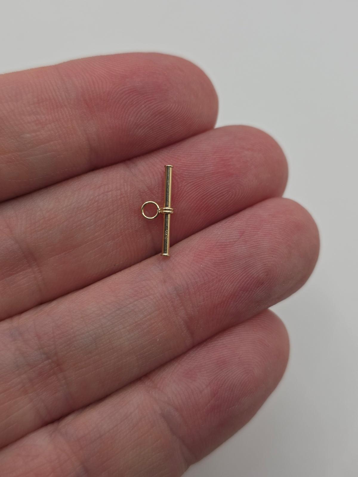 9ct gold T-bar charm