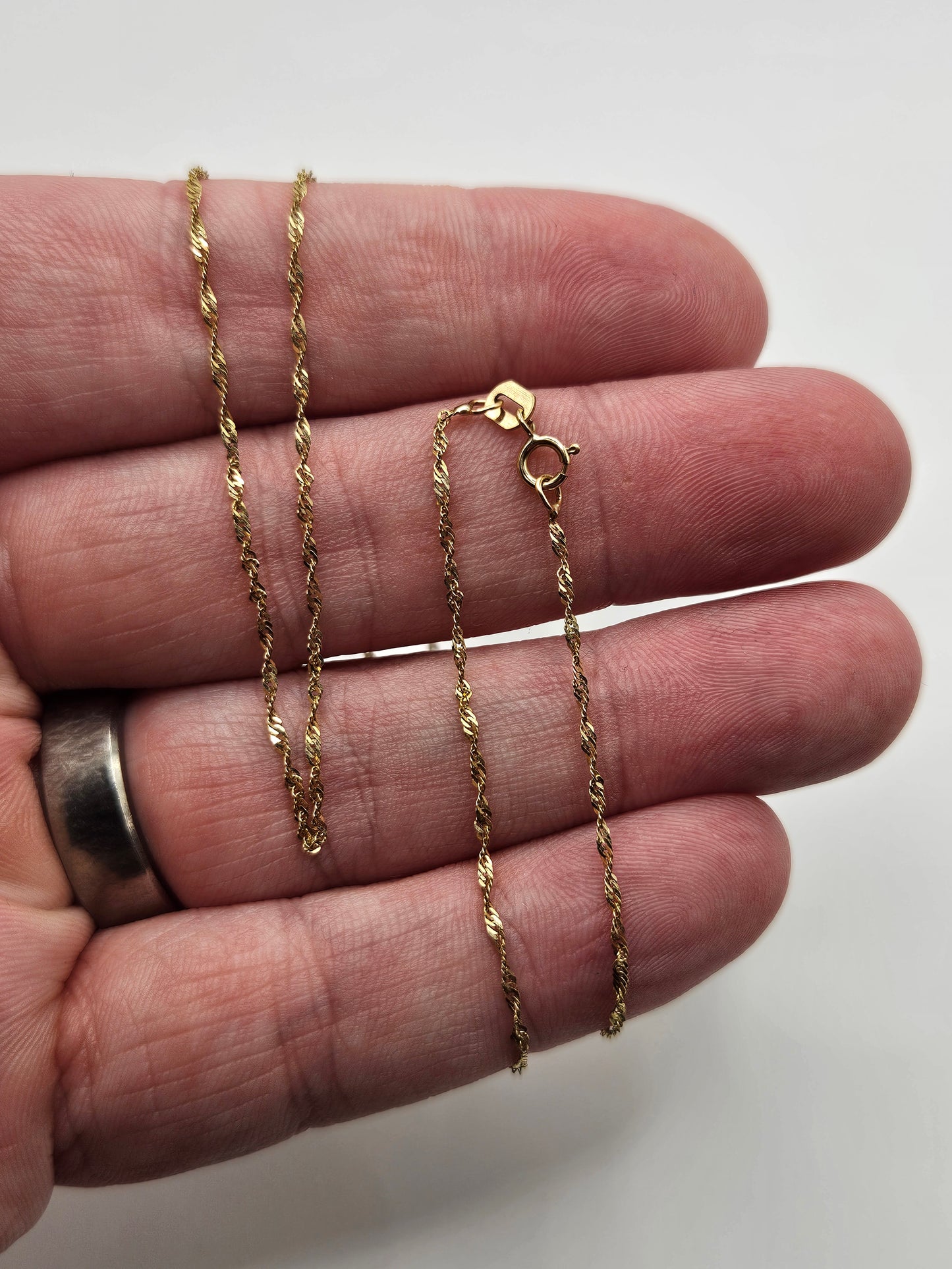 9ct gold swirl chain