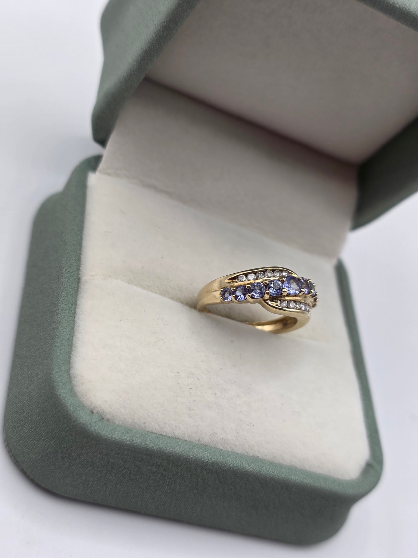 9ct gold tanzanite and diamond ring