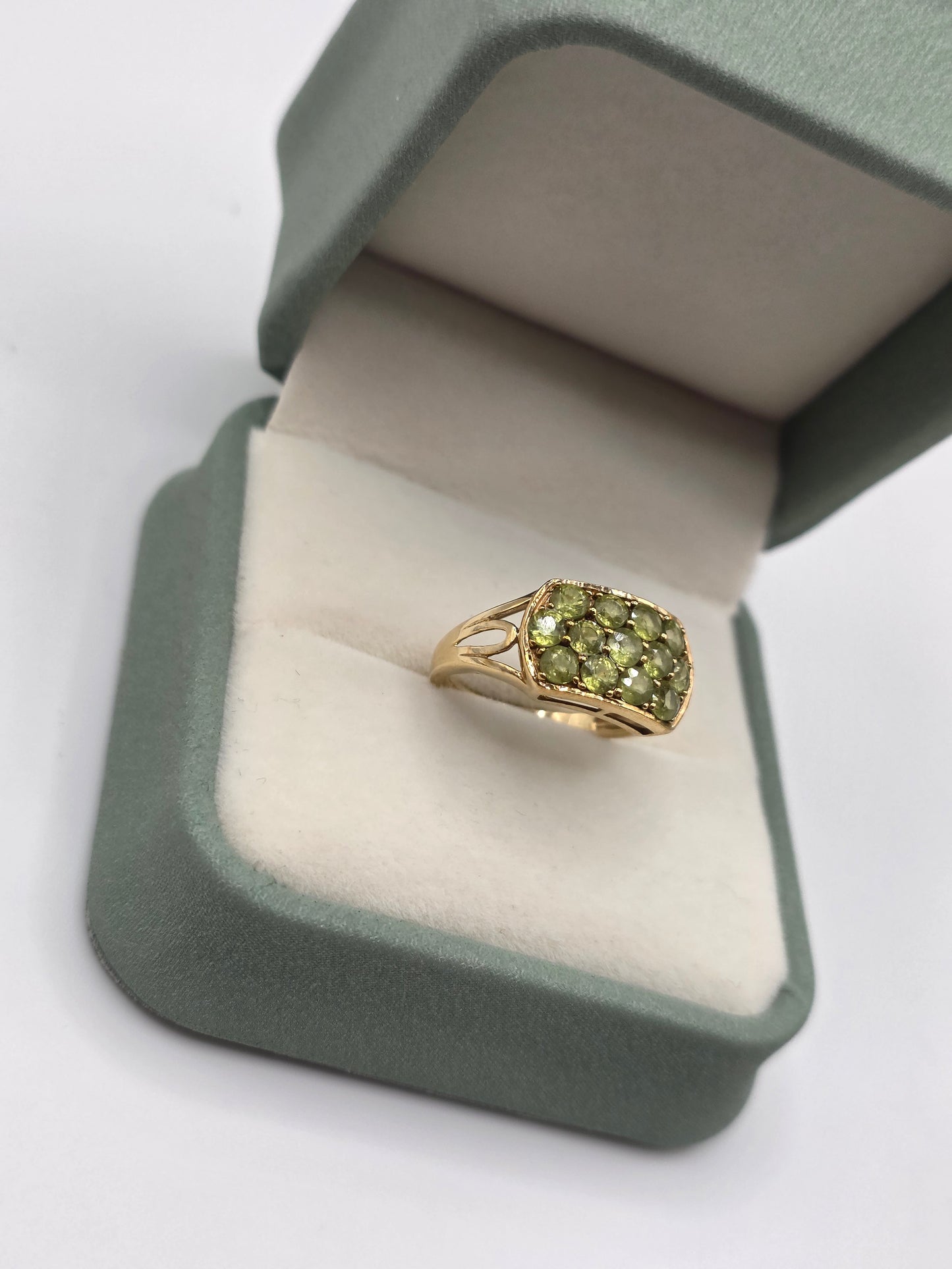 9ct gold green sapphire ring