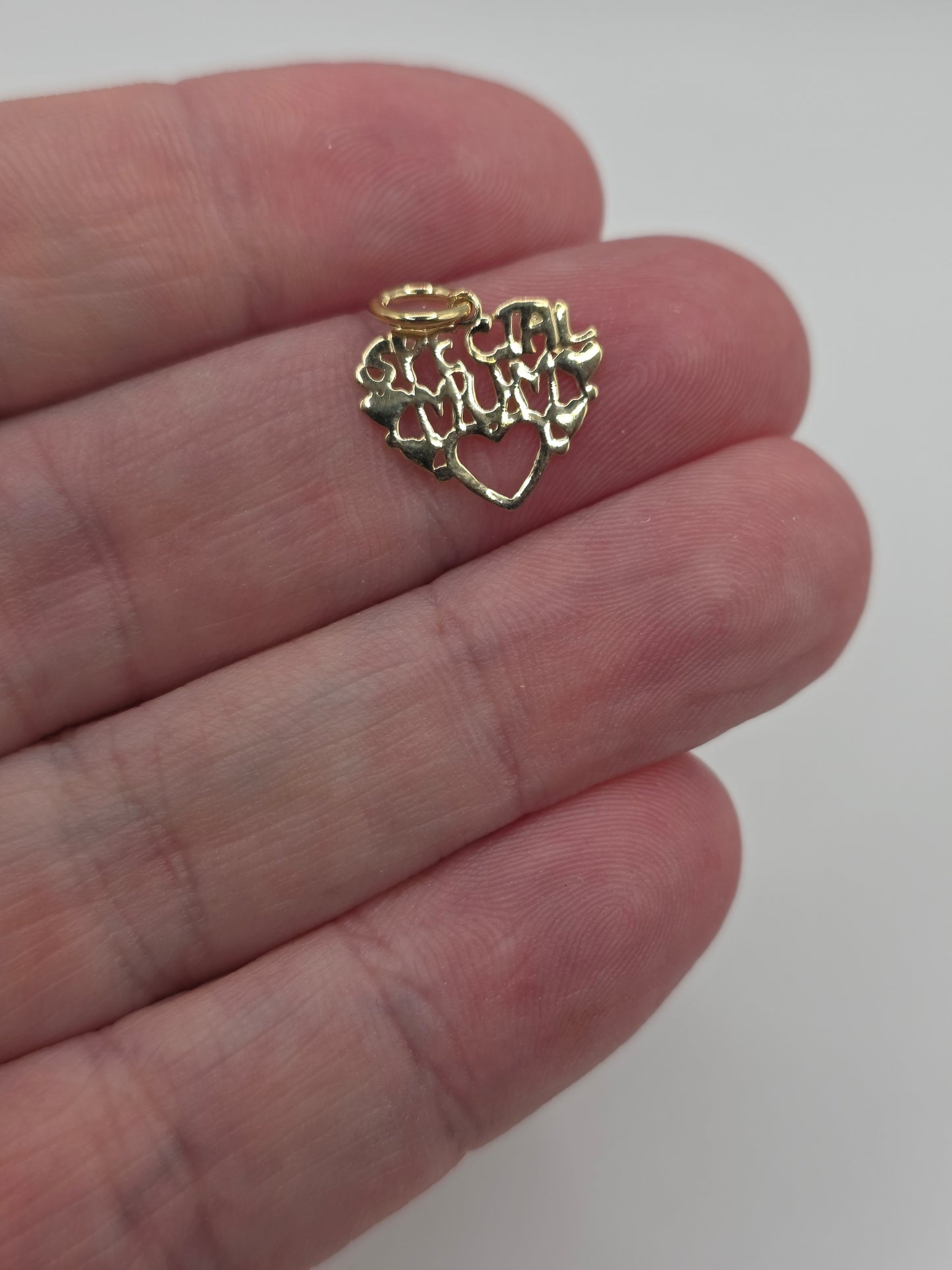9ct gold special mum pendant