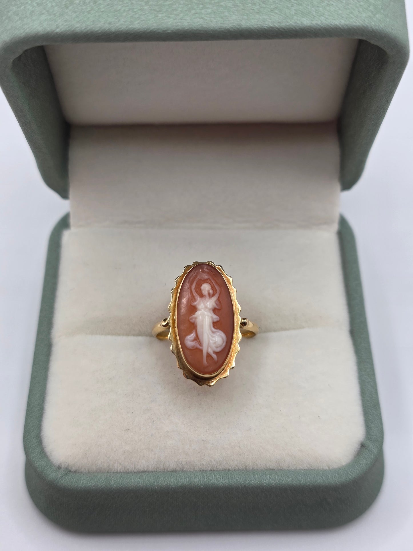 Vintage 18ct gold cameo ring