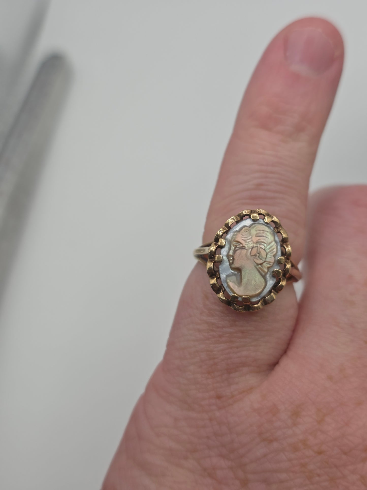 Vintage 9ct gold cameo ring
