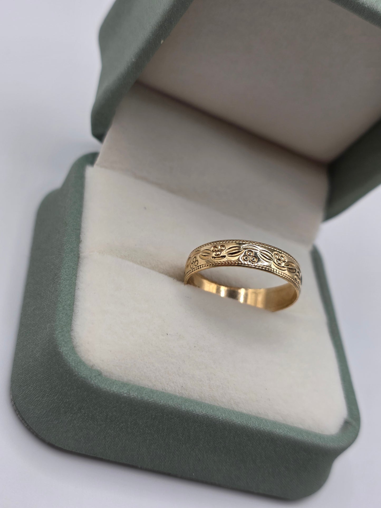 9ct gold patterned band ring