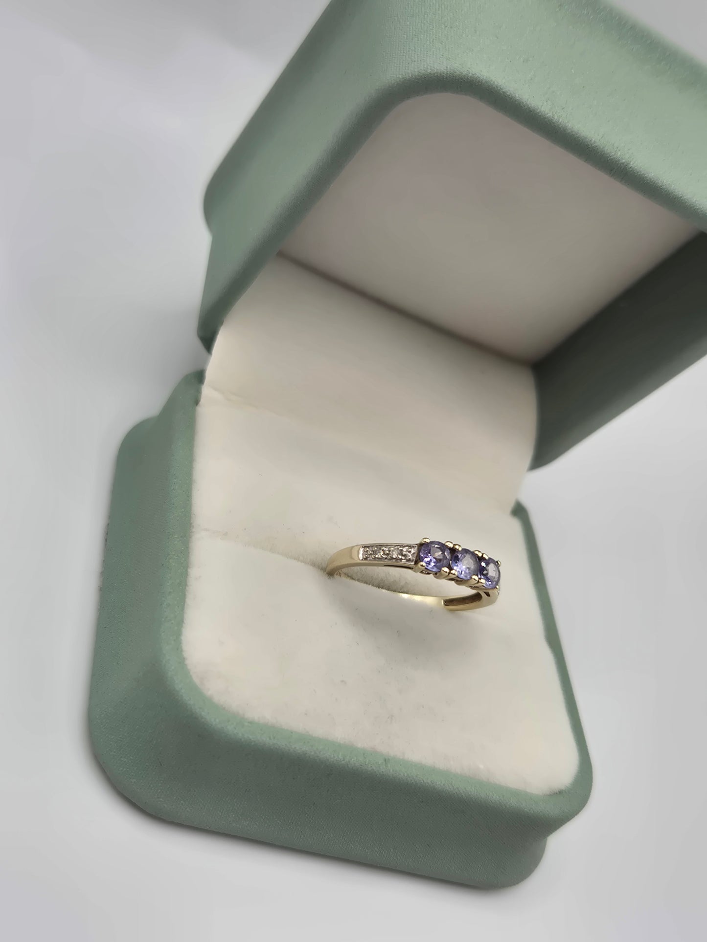 9ct gold tanzanite and diamond ring