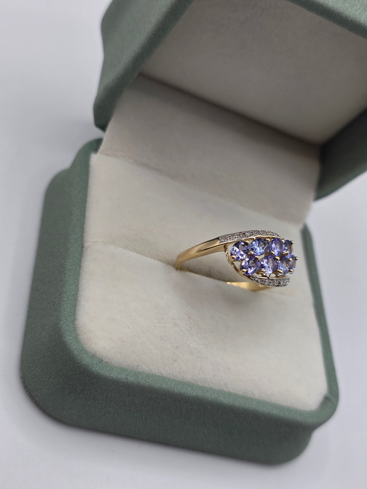9ct gold tanzanite and diamond ring