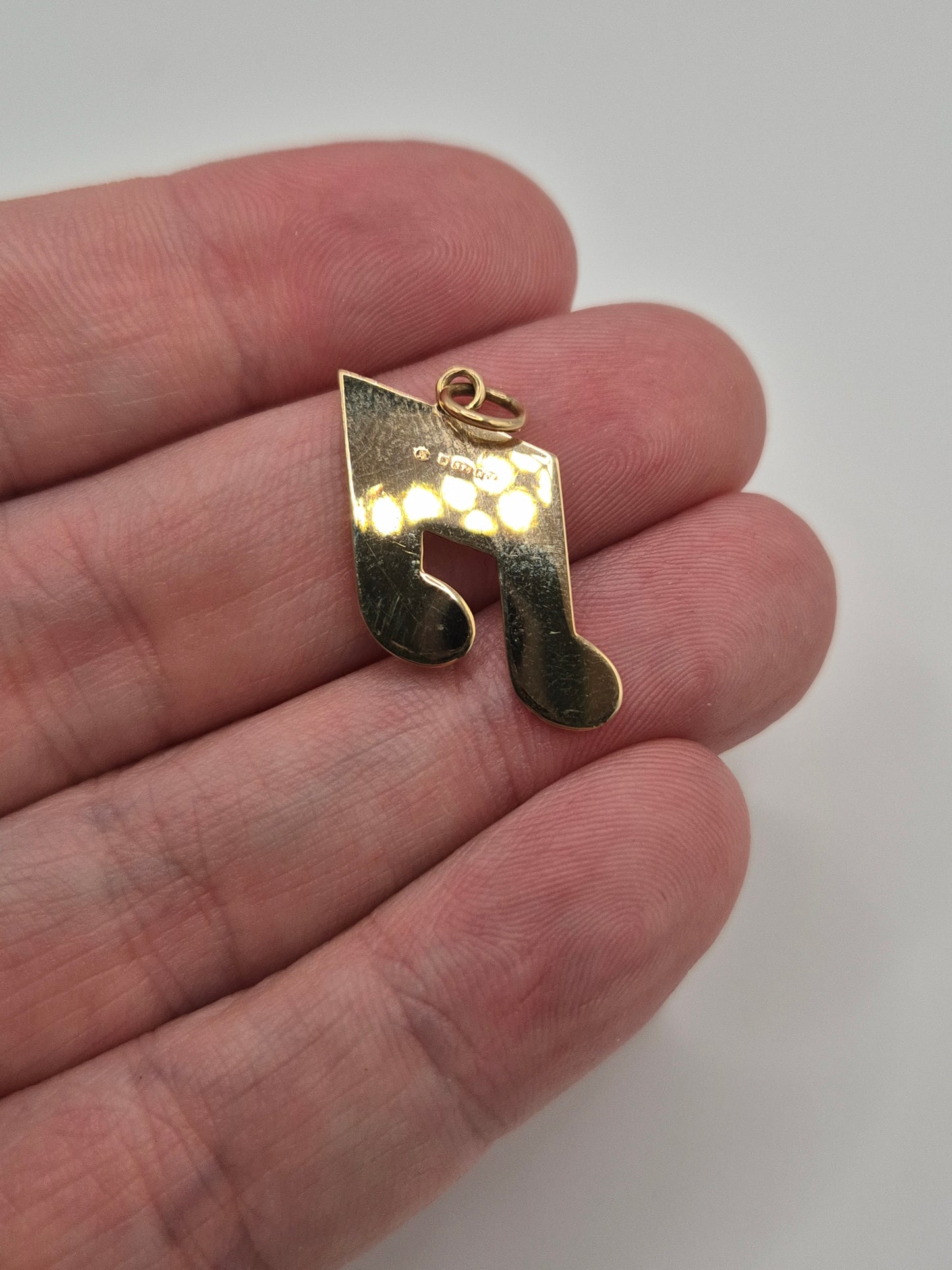 9ct gold musical note pendant
