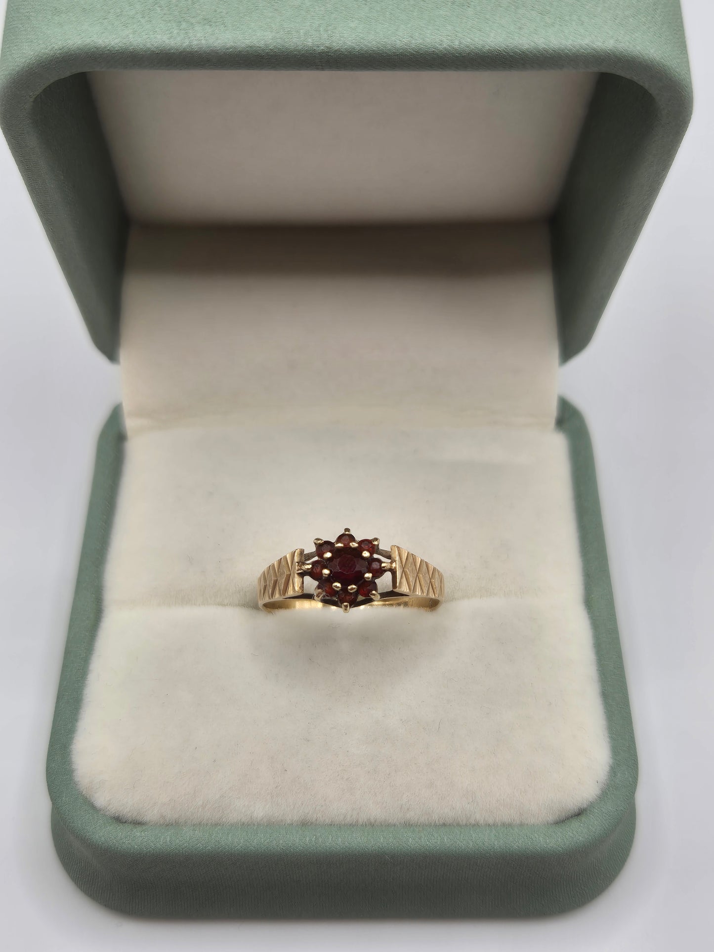 9ct gold garnet ring