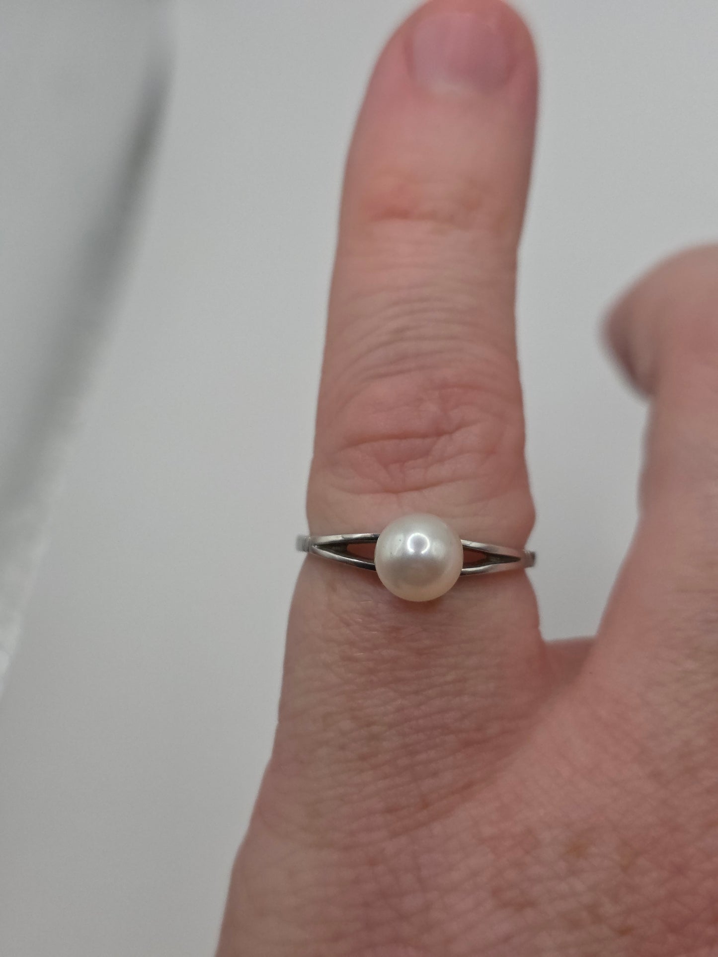 9ct white gold pearl ring