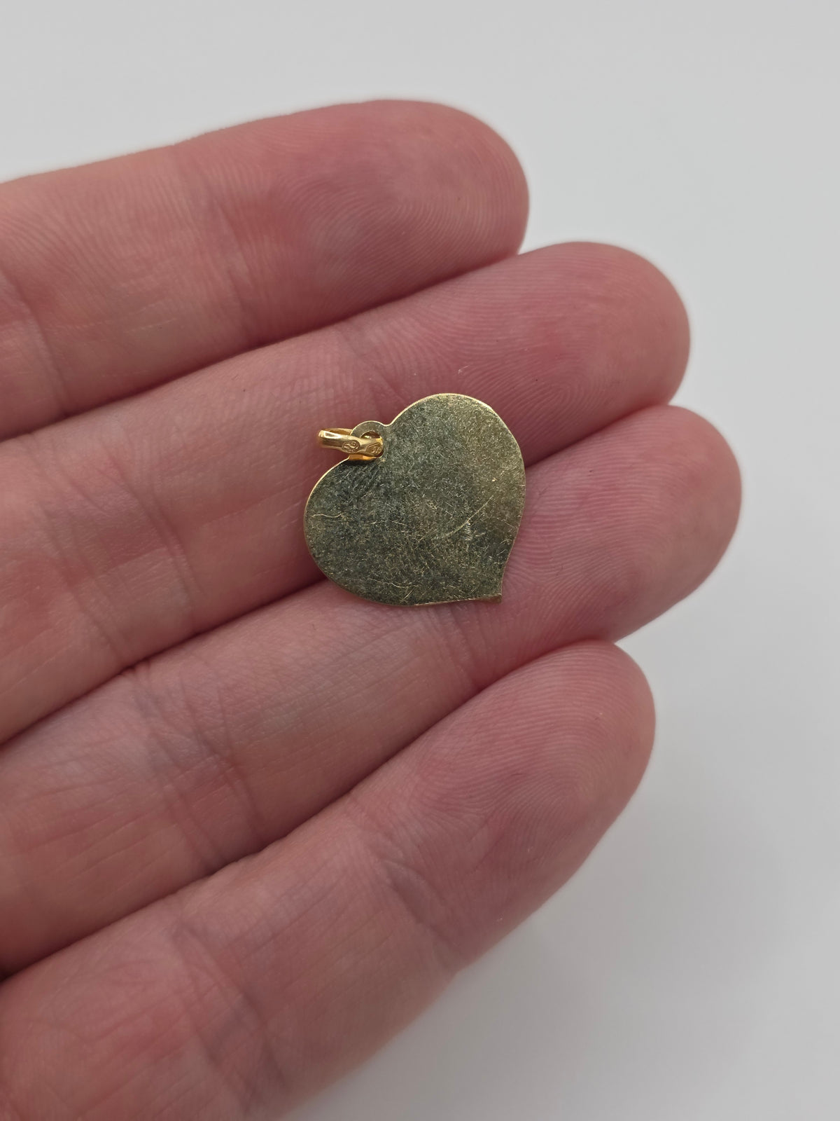 9ct gold heart medallion pendant