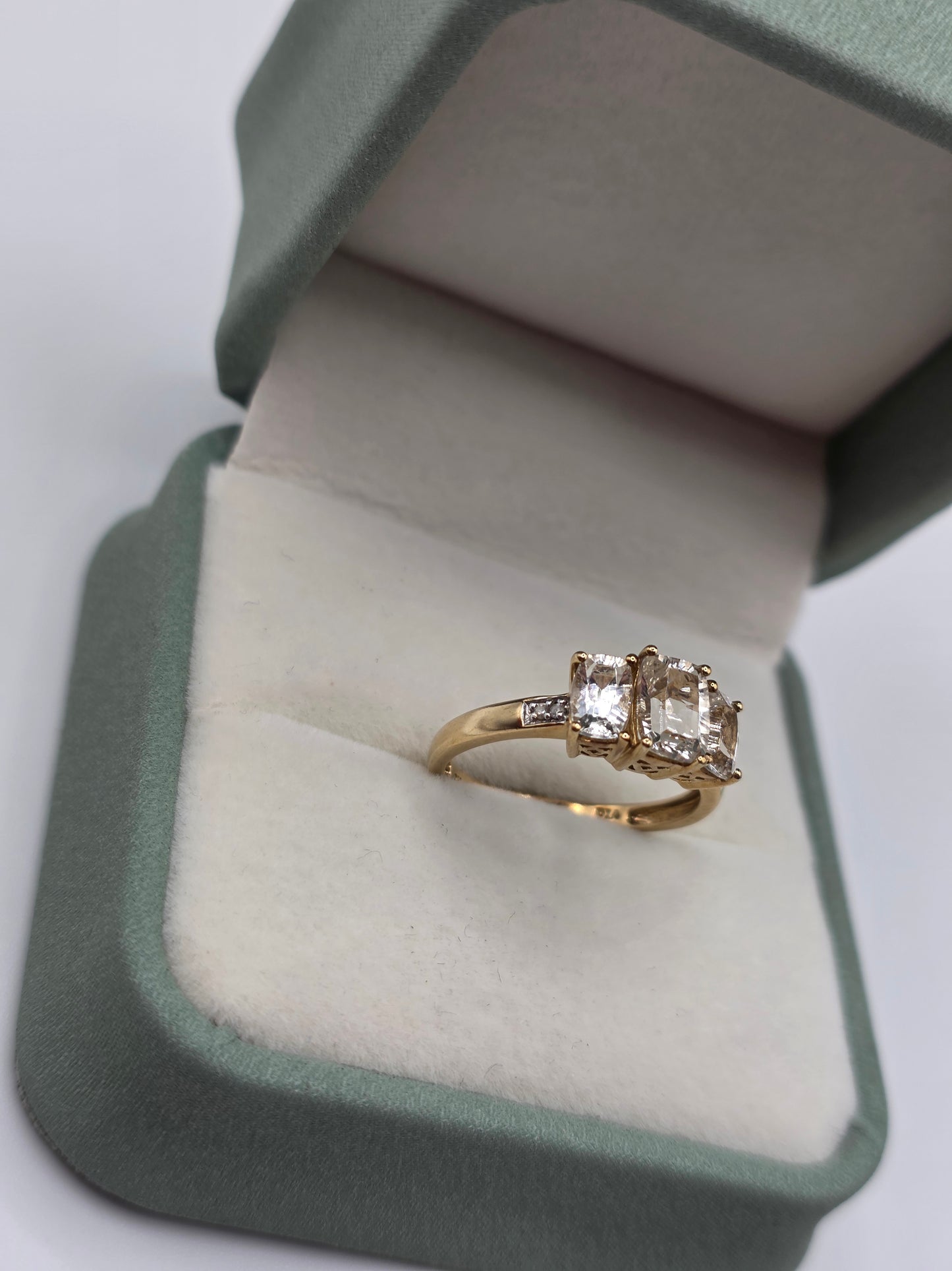 9ct gold quartz and diamond ring