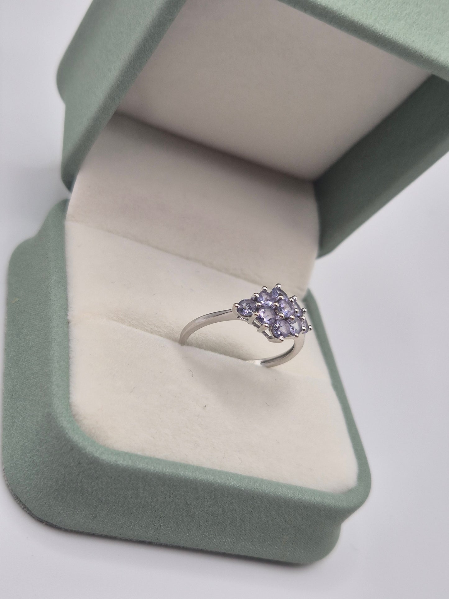 9ct white gold tanzanite ring