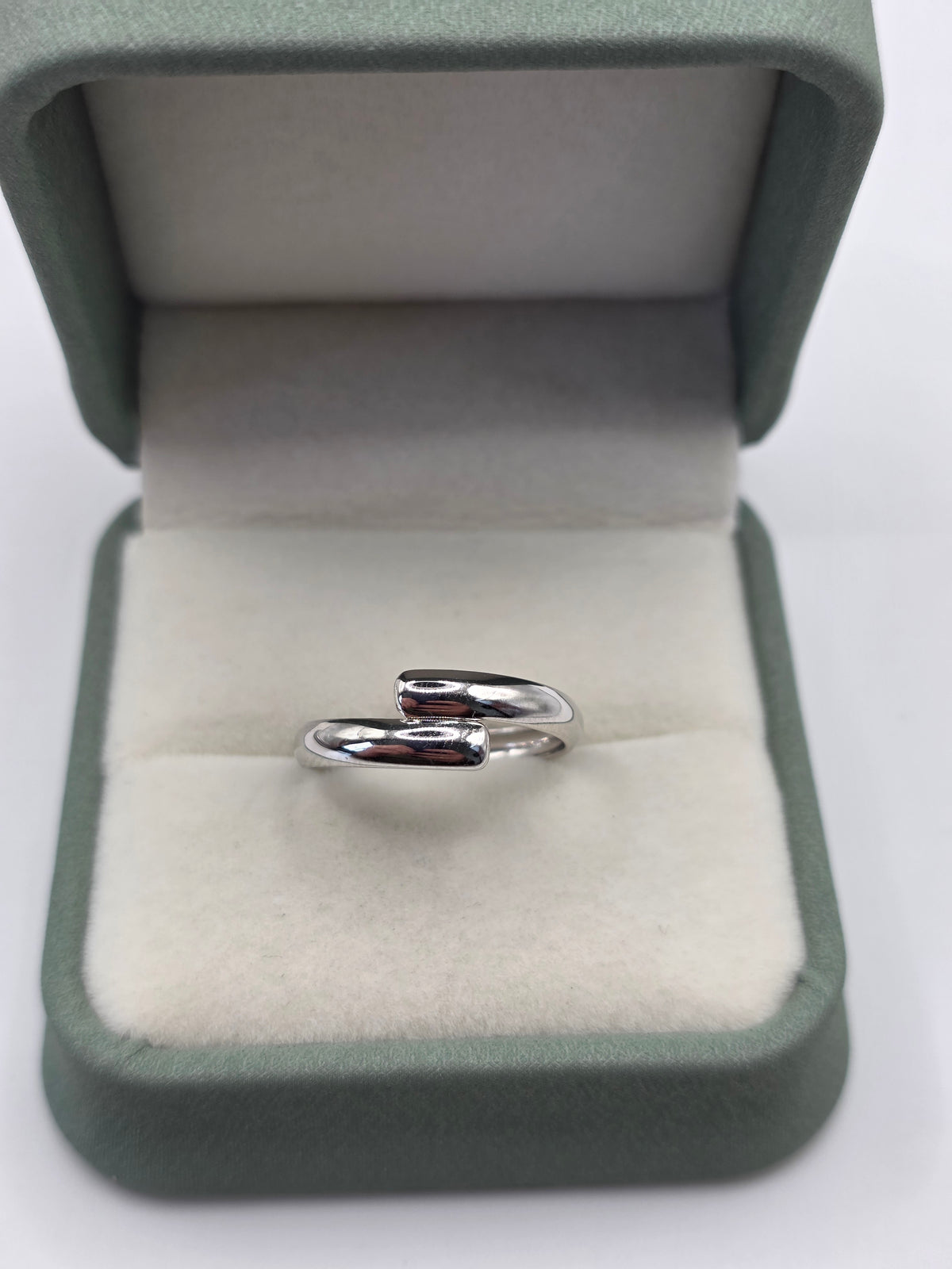9ct white gold ring