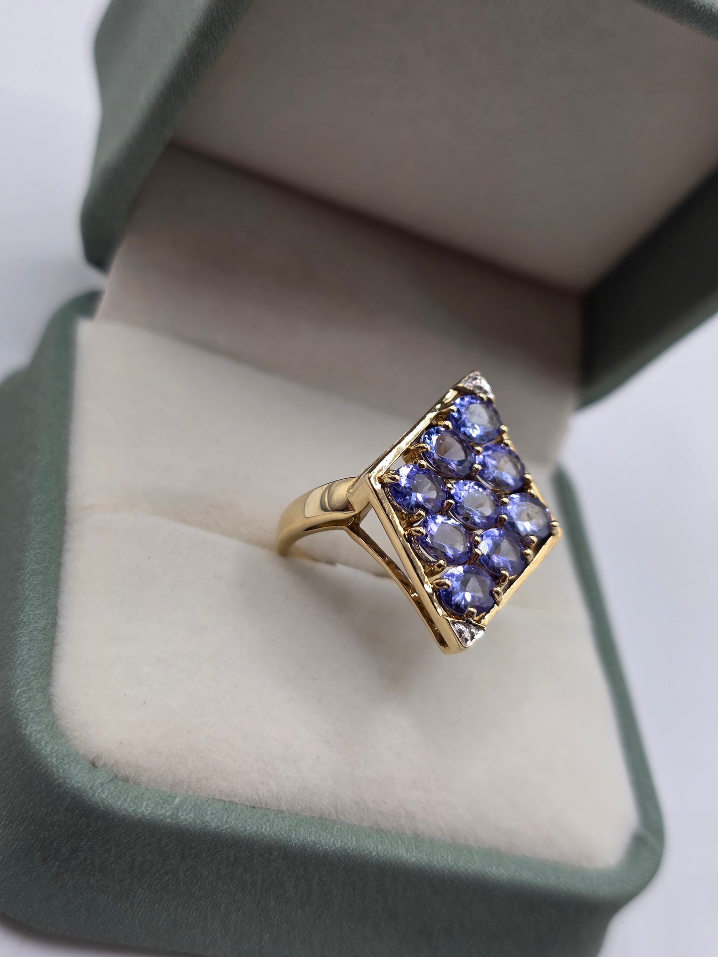 9ct gold tanzanite and diamond ring