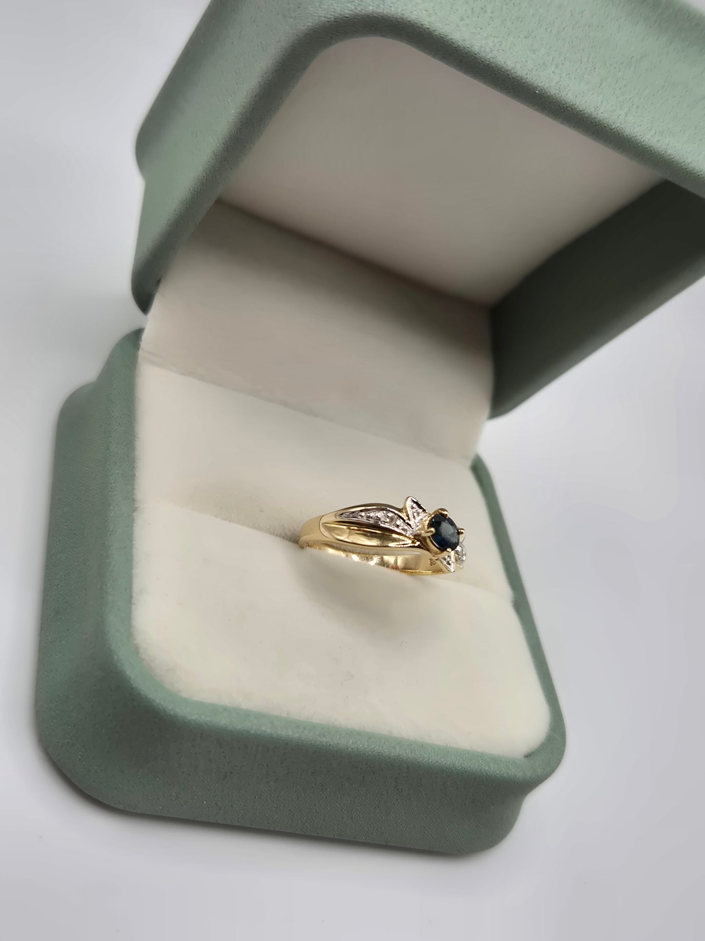 9ct gold sapphire and diamond ring