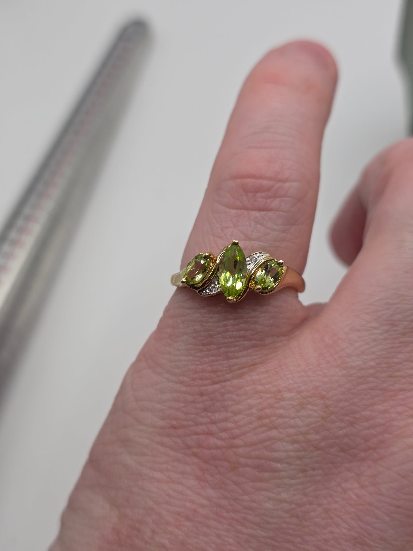 9ct gold peridot and diamond ring