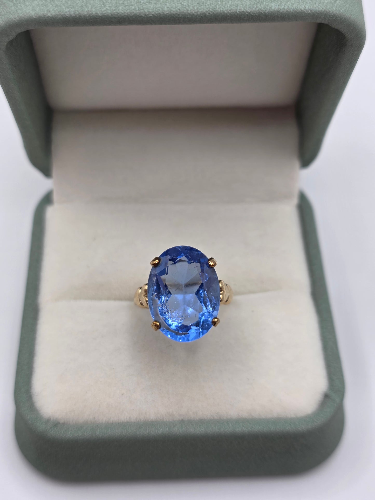 9ct gold synthetic spinel ring