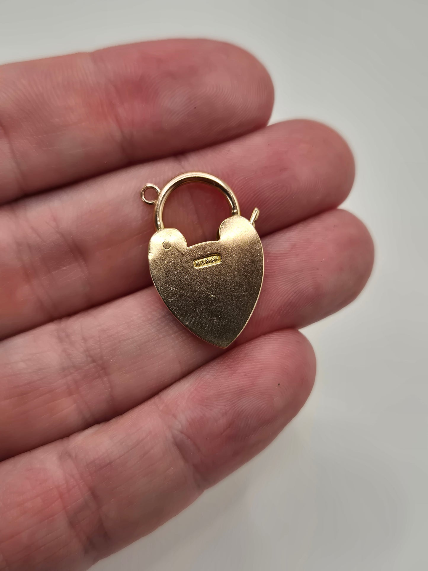 9ct gold padlock (4)