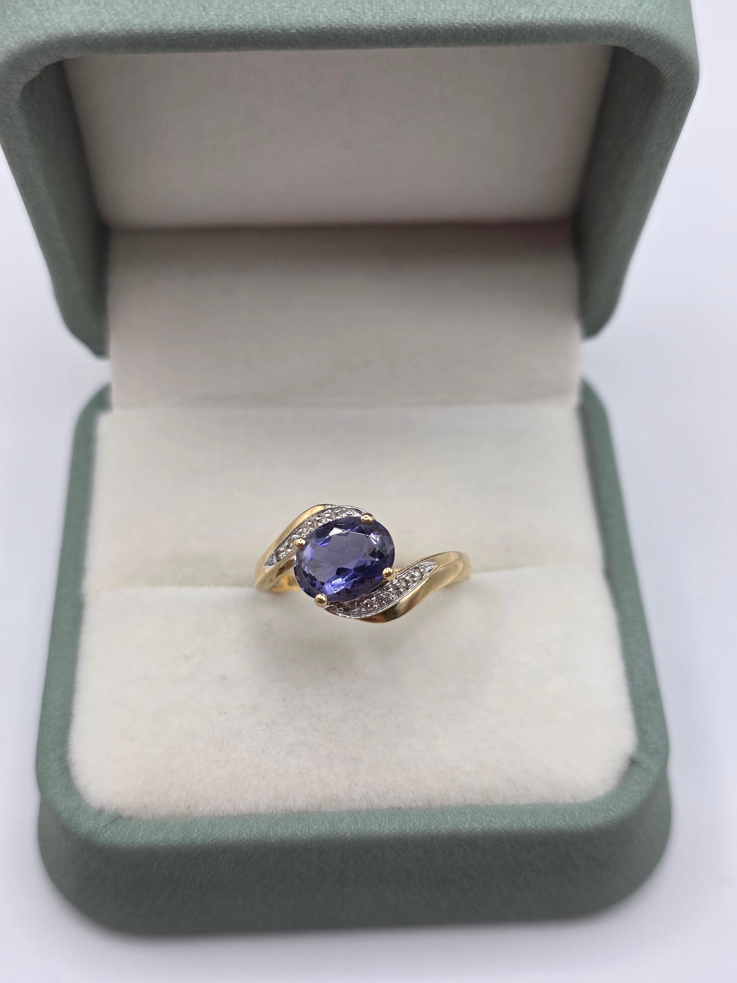 9ct gold tanzanite and diamond ring
