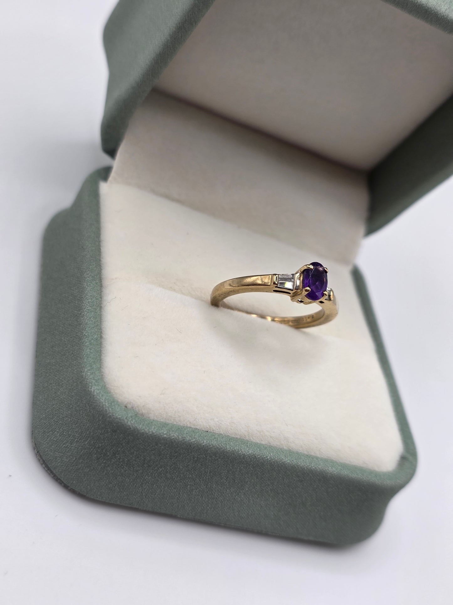 9ct gold amethyst and zirconia ring
