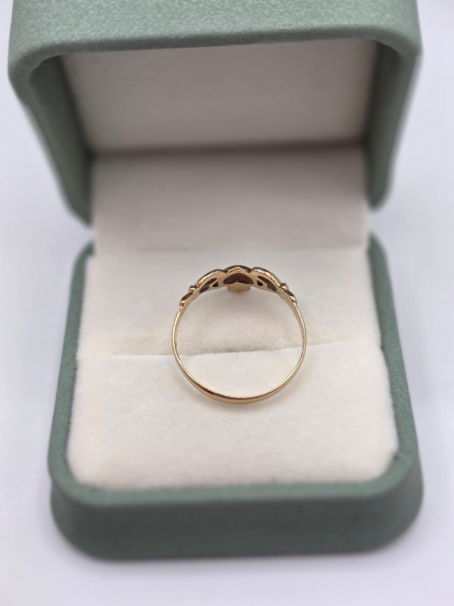 9ct gold claddagh ring