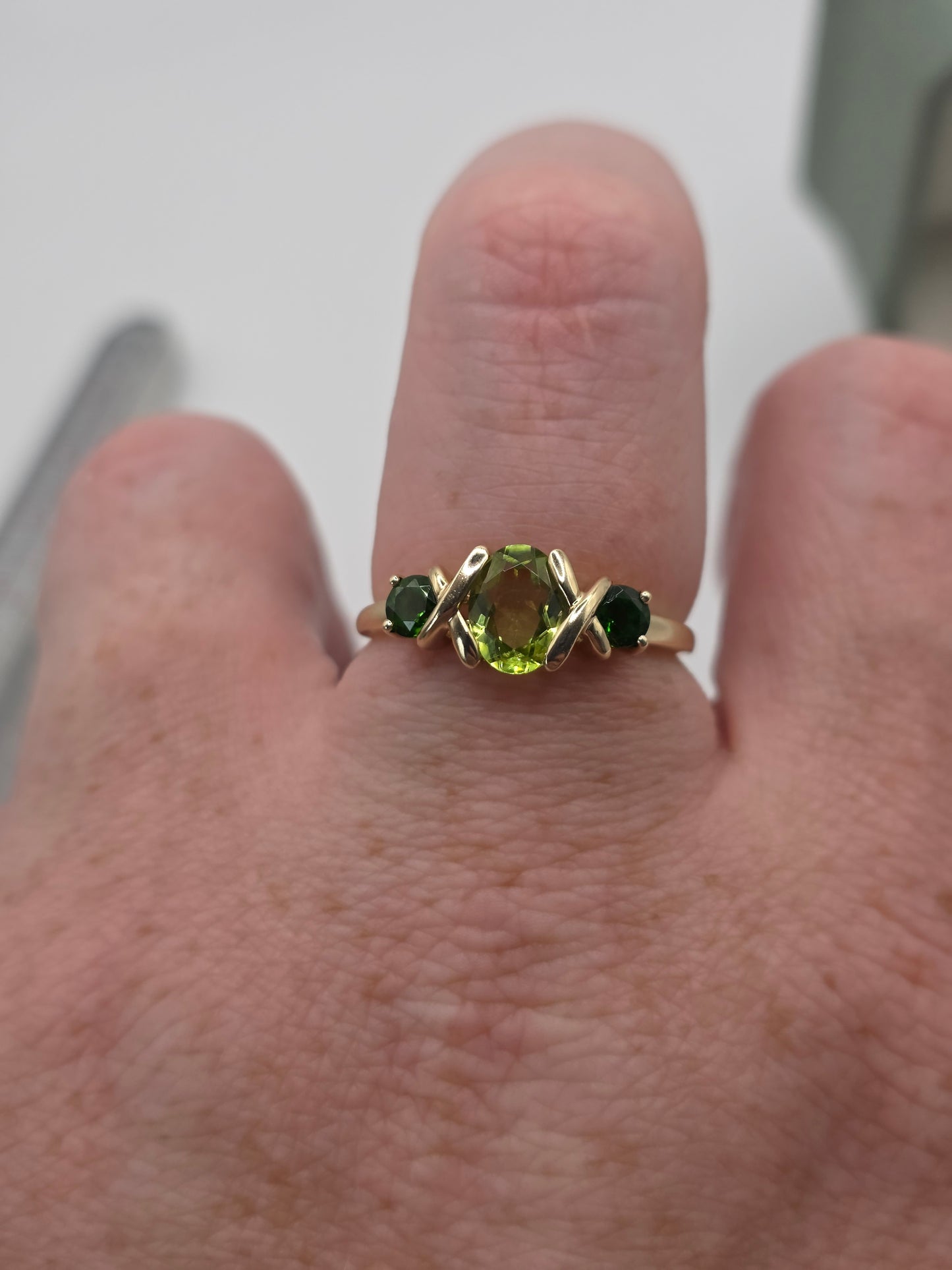9ct gold peridot and diopside ring